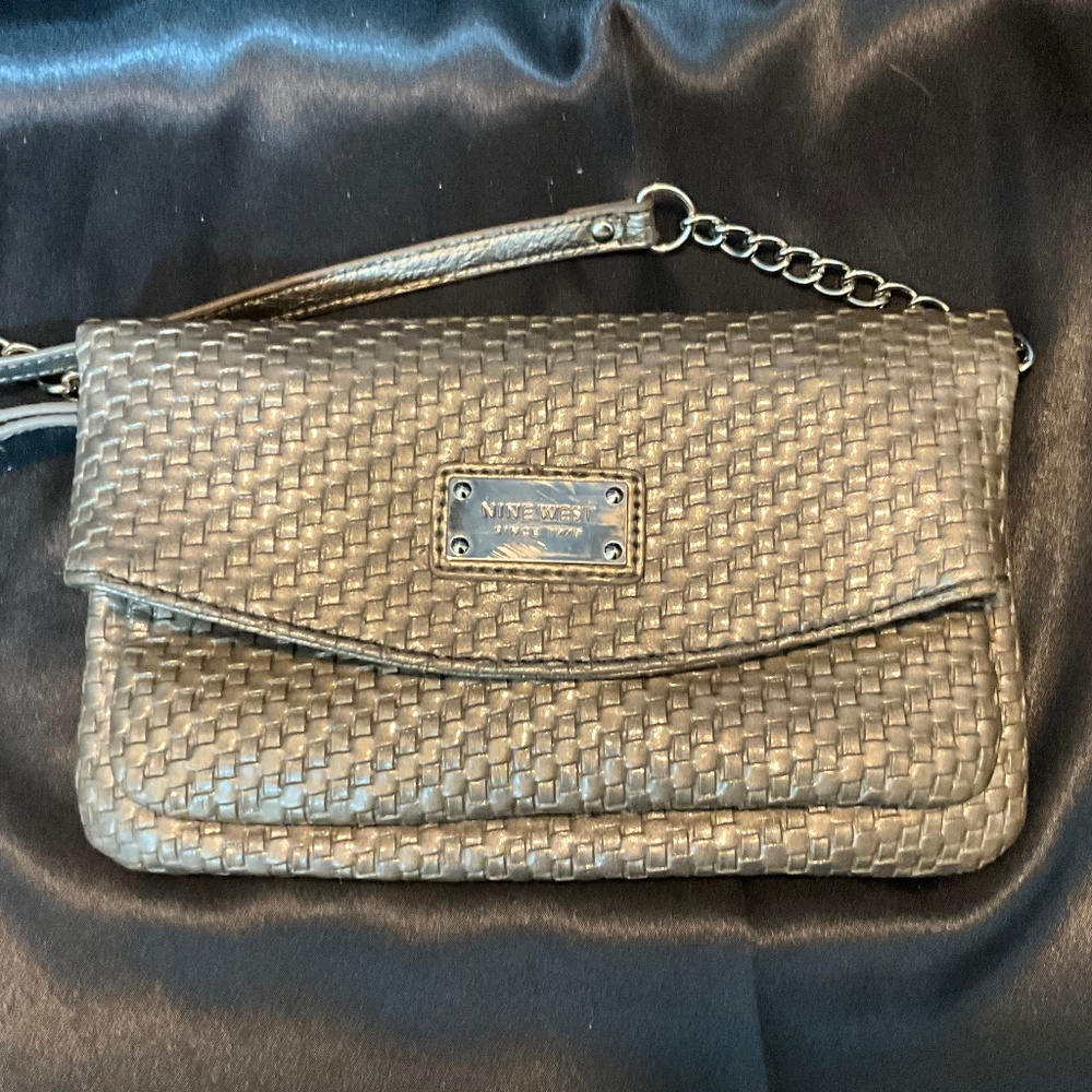 Nine West chain strap, beige crossbody.    8-H7B